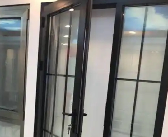 断桥铝门窗的在购买门窗前，要先测量好预留窗洞的尺寸以便于安装